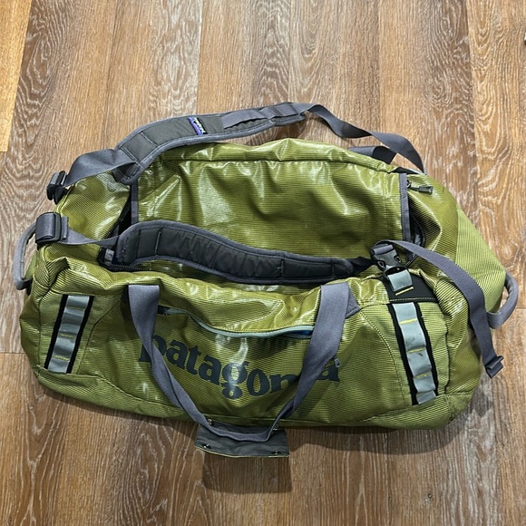 Patagonia Other - Patagonia black hole duffle bag in FGRN (55L?) detachable shoulder straps, GUC
